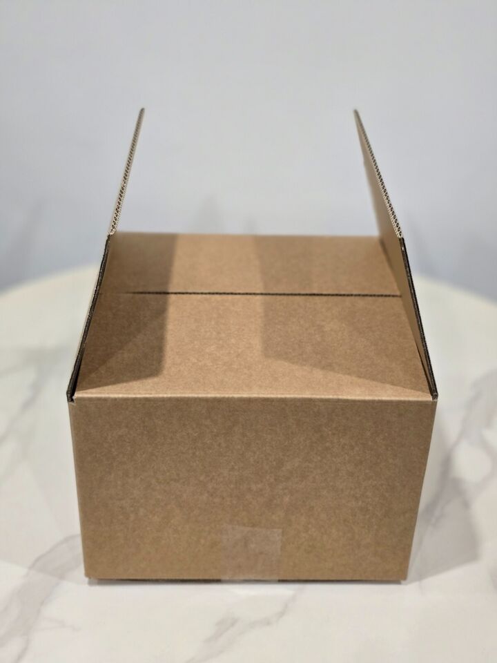 Premium cardboard mailing box 270mm square